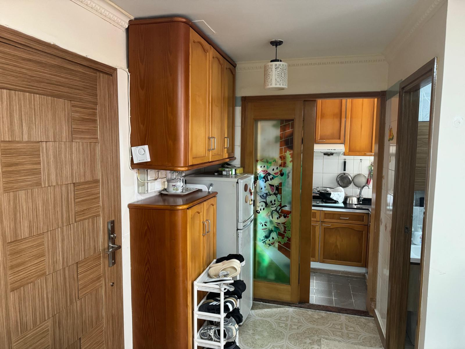 大門玄關間隔分明,收納空間充足。(代理提供)