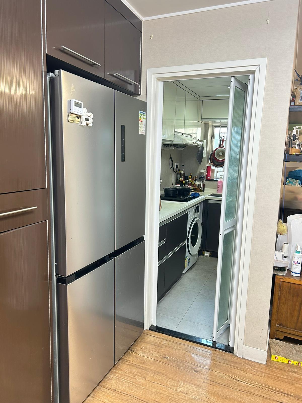 單位有不少收納空間,並能擺放大型雪櫃。(代理提供)