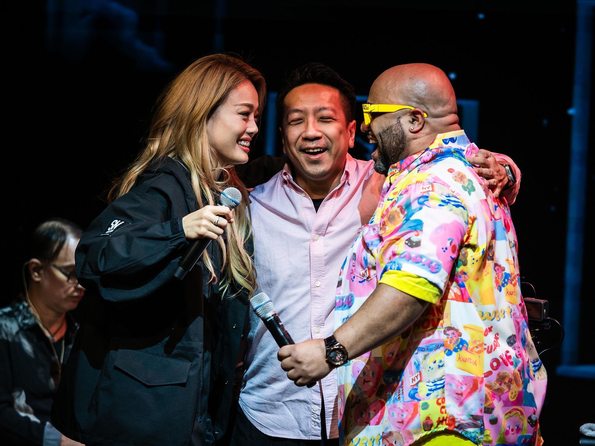 何秉舜亦有走上台,賀陳杰演出成功。