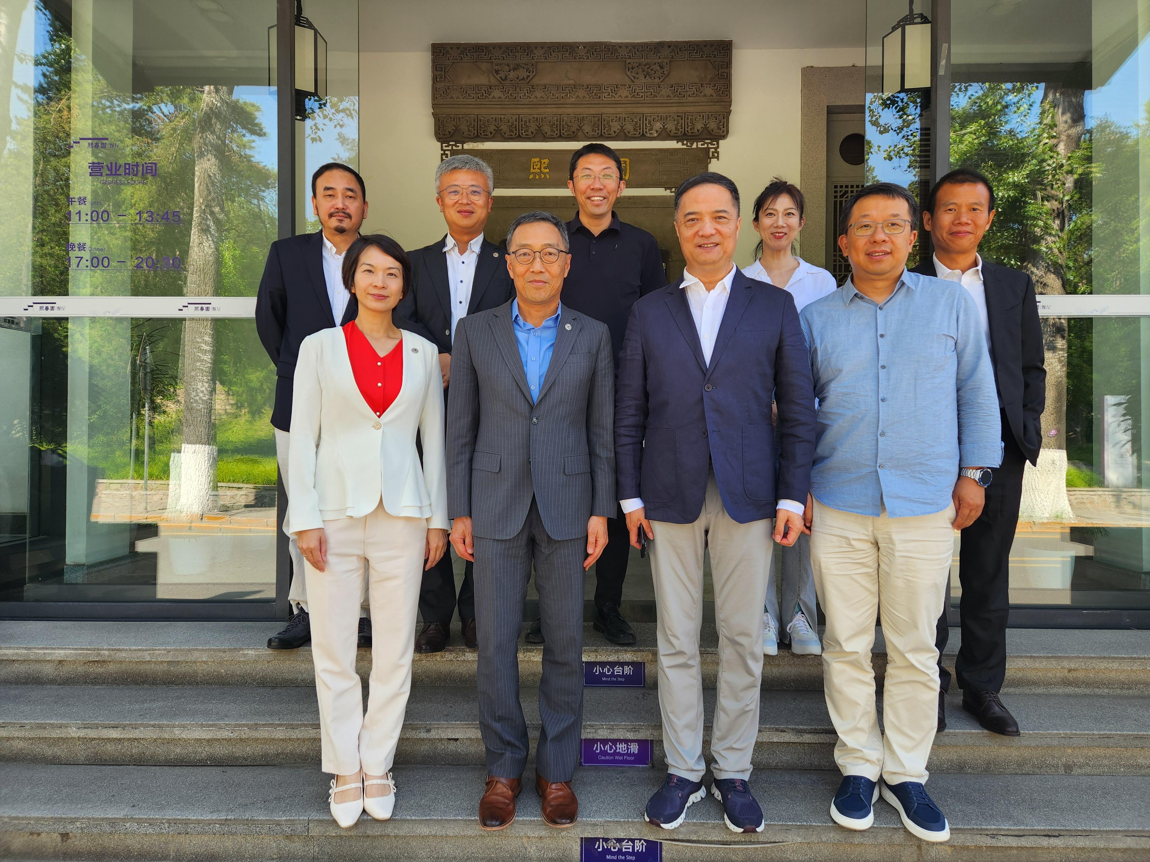 香港科技園公司行政總裁黃克強(左二)、香港科技園公司首席人才總監王秀麗(左一)和香港科技園公司初創企業生態圈培育及發展總監粘清澤(後排,左二)拜訪清華大學清華企業家協會副主席李竹(右二),共同探討培育初創企業的合作機會。