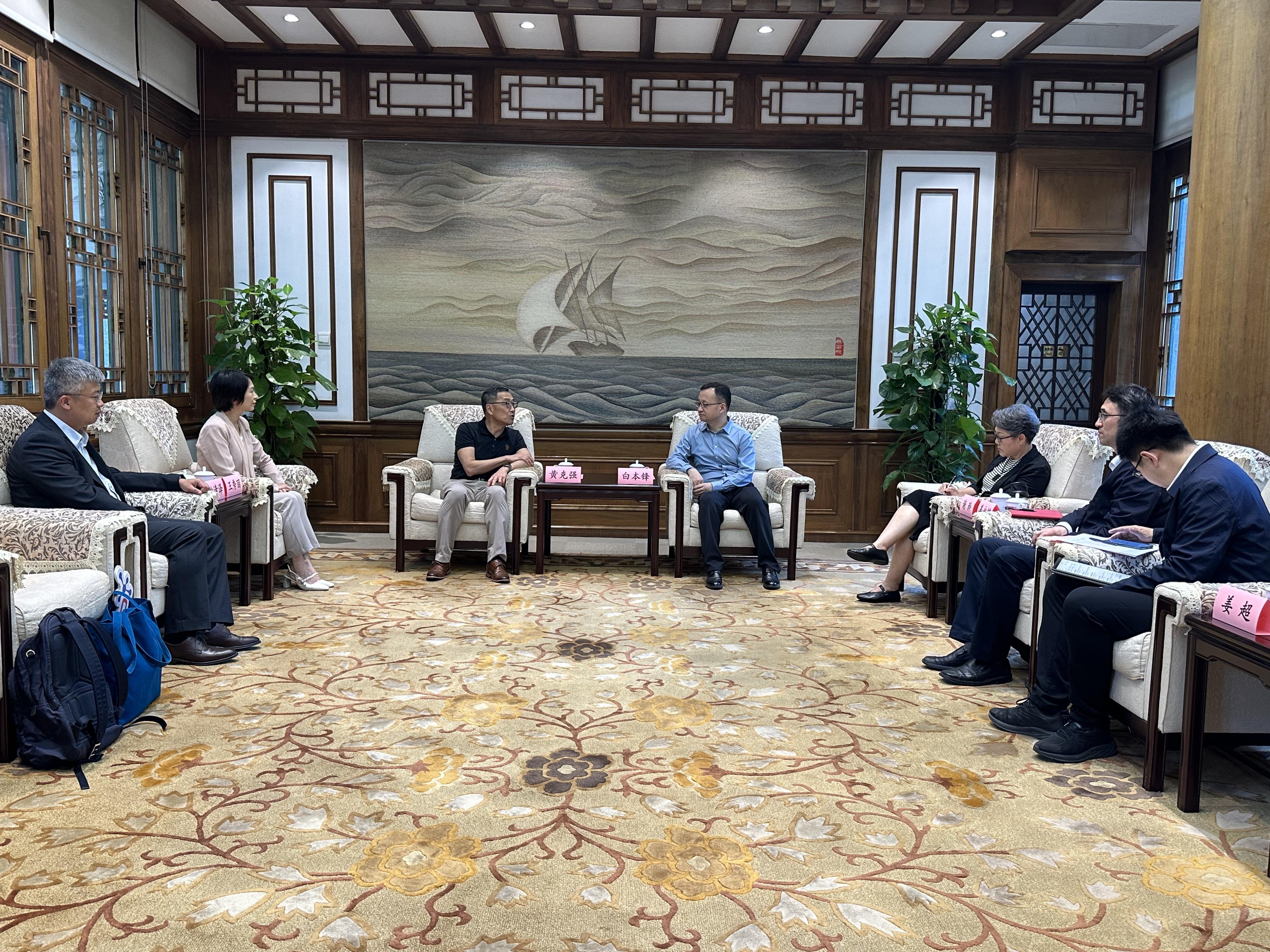 香港科技園公司行政總裁黃克強(左三)率領代表團拜訪北京清華大學,並與清華大學黨委副書記白本鋒副校長(右四)舉行會議,探討創新創業合作機會。