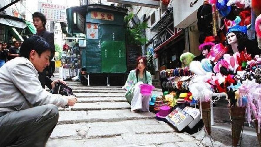 電影《龍鳳鬥》曾到砵甸乍街拍攝,圖為劉德華和鄭秀文在街頭的一幕。(網上圖片)