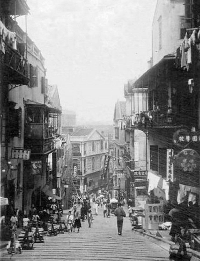 圖為1920年代的砵甸乍街。香港早年以轎子為常見交通工具,直至1950年代,才逐步被淘汱。(圖片來源:香港記憶/高添強藏品)