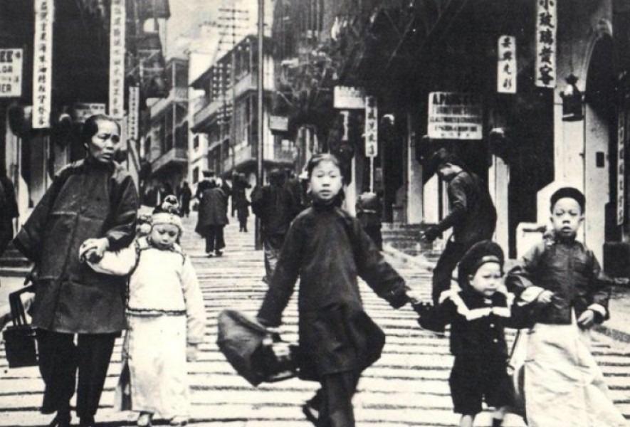 砵甸乍街是一條陡直大斜路,用上石塊鋪砌成凹凸起伏的路面,方便行人出入。圖約攝於1890年。(圖片來源:香港記憶/香港大學圖書館)