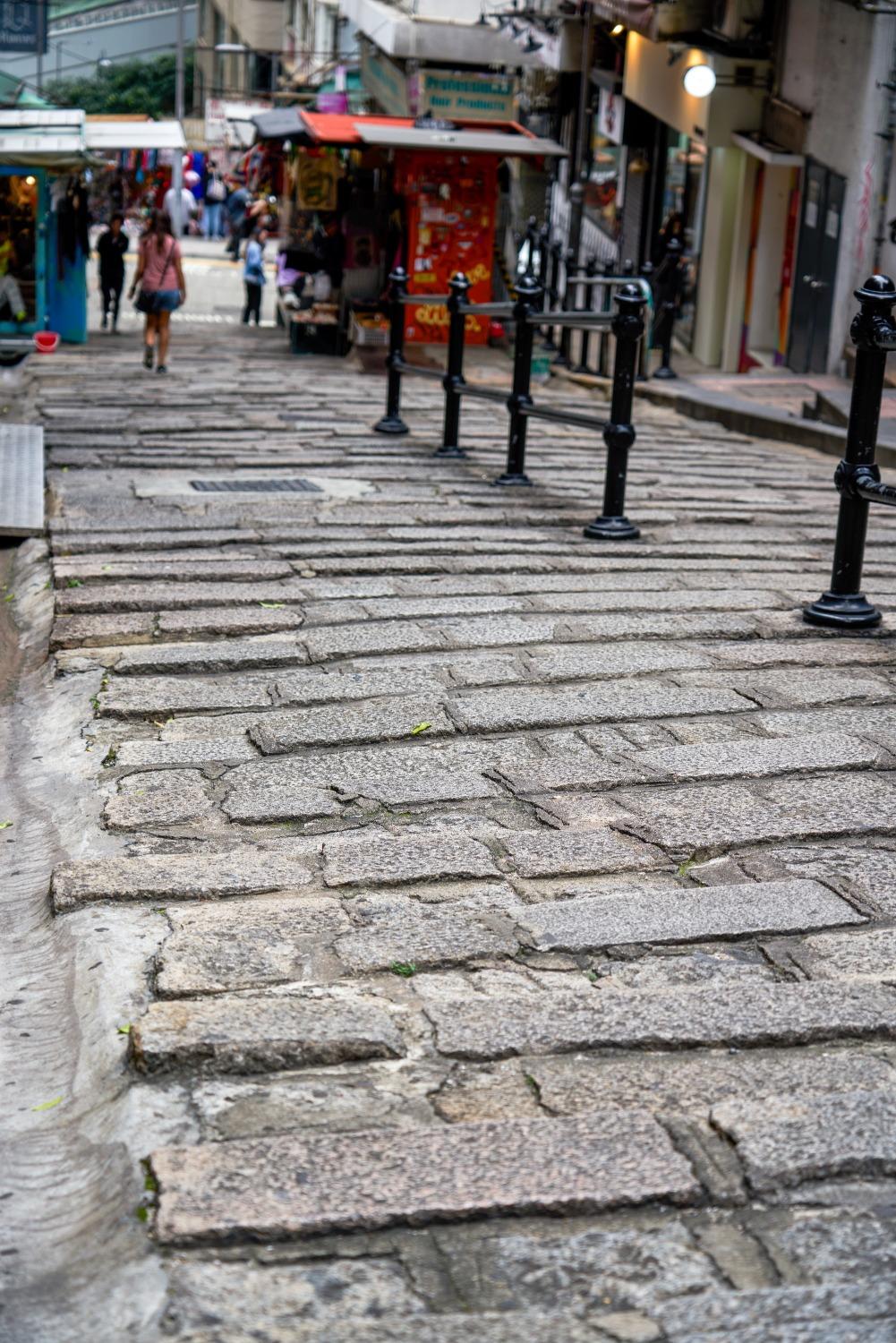 砵甸乍街的路面,大部分以花崗石板鋪成,因為被稱為「石板街」,是香港歷史悠久的街道之一。(圖片來源:Shutterstock)