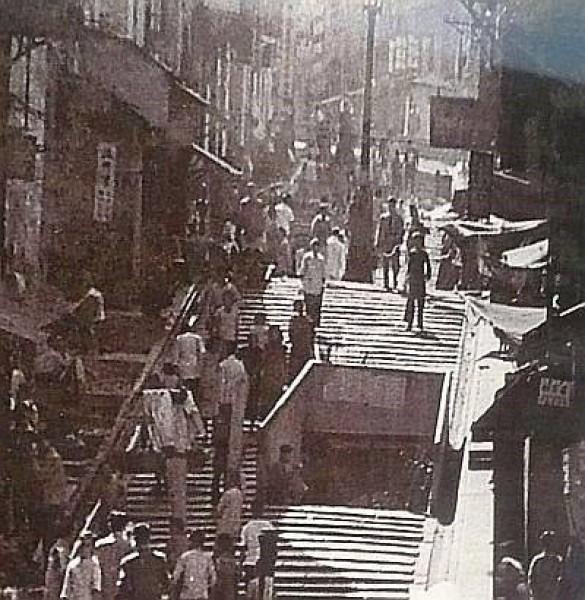 二次世界大戰前,砵甸乍街曾建設過防空洞,但一直沒有使用,後來在1980年代被填平了。圖中為1946年的防空洞入口。(網上圖片)