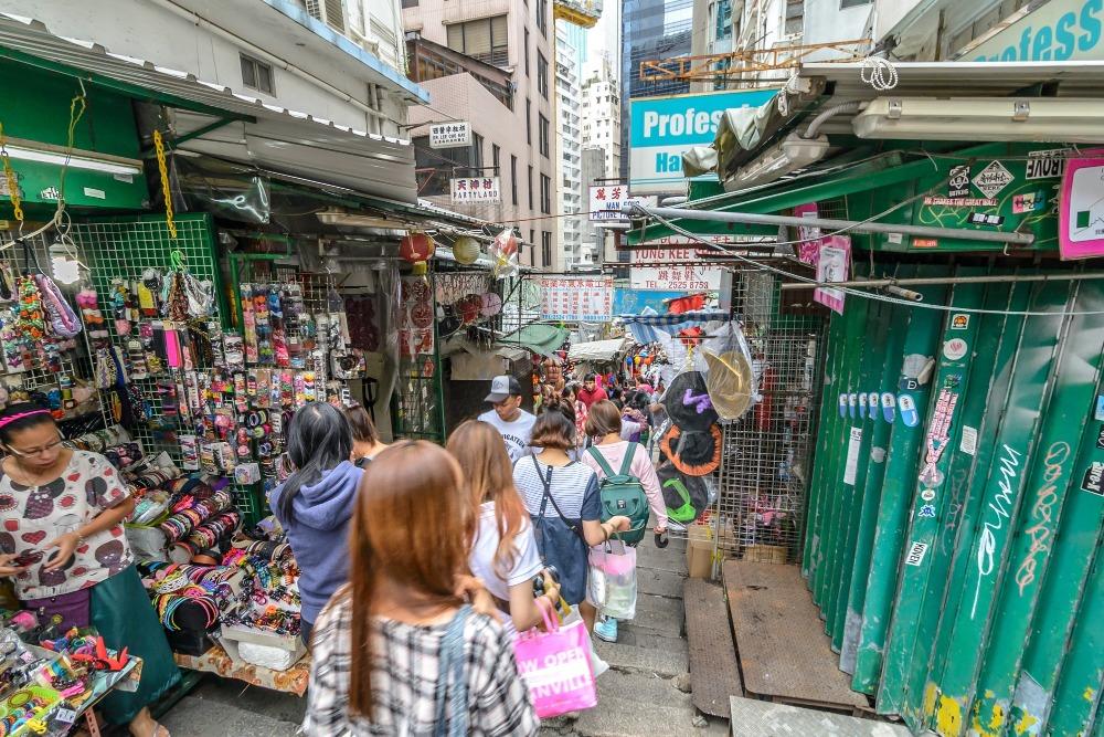 砵甸乍街兩旁有不少綠色鐵皮屋的排檔,屬於舊香港的產物,一直保存至今,為這條百年老街增添舊香港情懷。(圖片來源:Shutterstock)