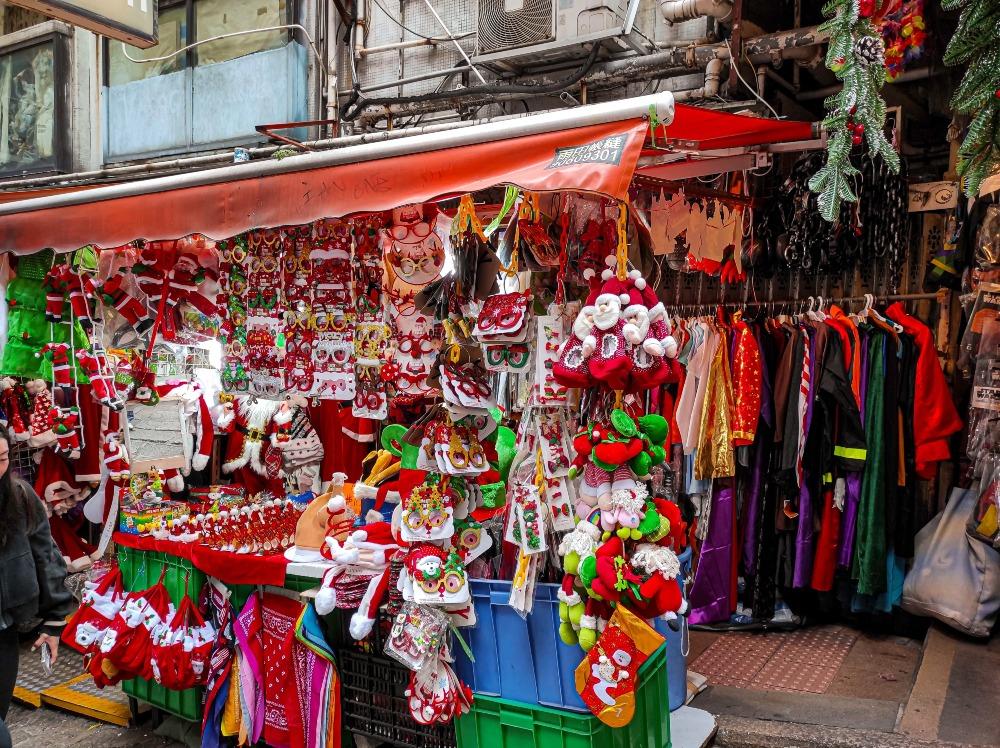 現在砵甸乍街兩旁的排檔和小店,大多以售賣節日飾物、面具、復古服飾或手工藝品等為主。(圖片來源:Shutterstock)
