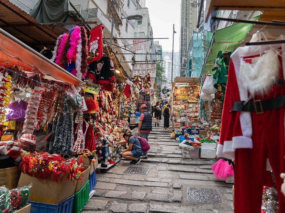 現在砵甸乍街兩旁的排檔和小店,大多以售賣節日飾物、面具、復古服飾或手工藝品等為主。(圖片來源:Shutterstock)