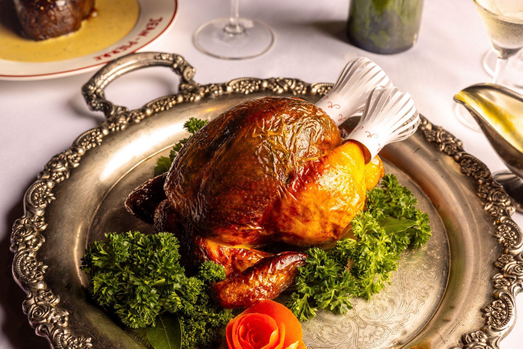 烤雞 ($888)本地肉質鮮美的三黃雞,釀了法式磨菇醬、龍蒿與菠菜。