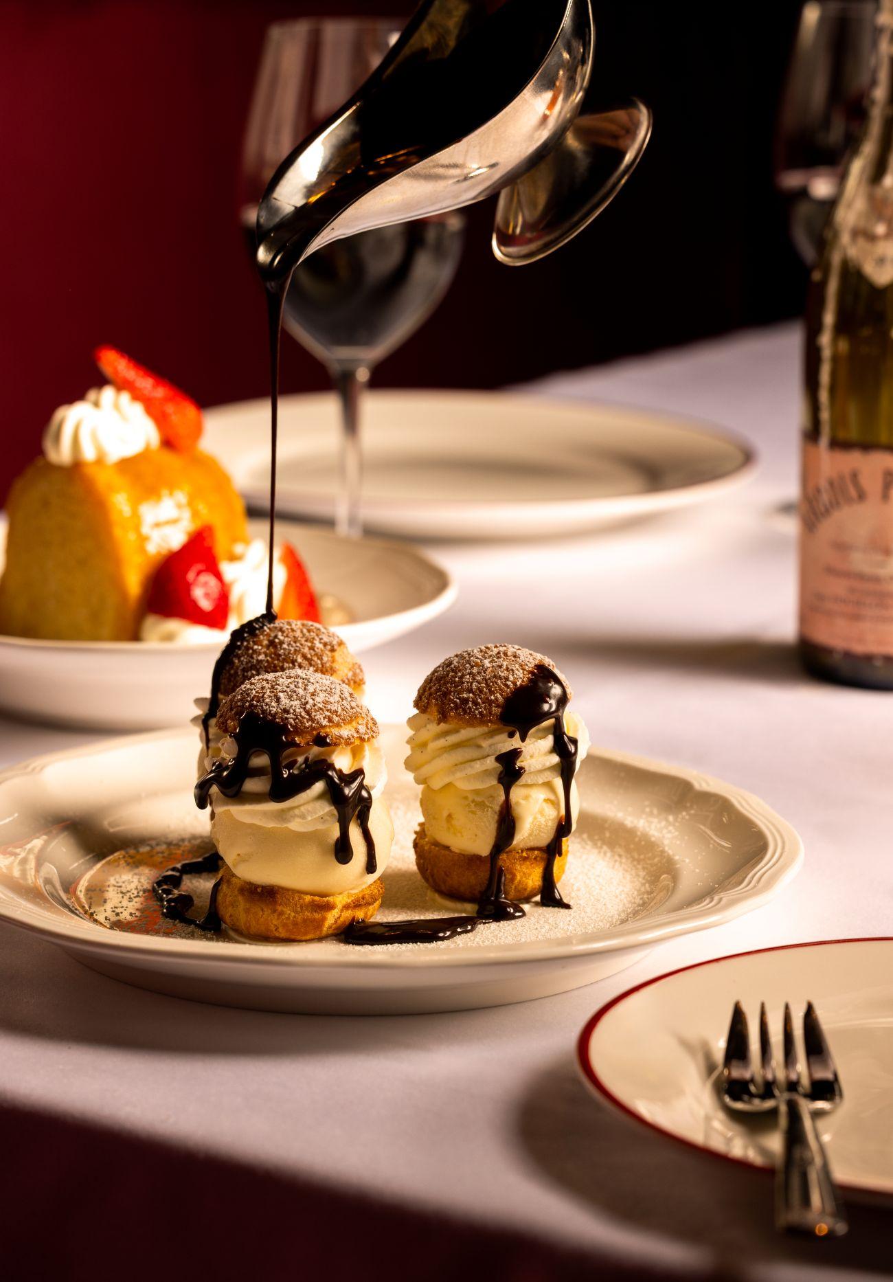 記者見不少客人生日,幾個店員捧著泡芙甜品碟綴以煙花蠟燭,唱著生日歌,氣氛極佳。