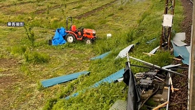 日本長野縣一列列車撞上路軌旁一間小屋導致1死2傷。(新聞截圖)