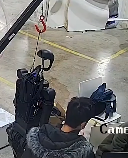 機械人初時被吊掛著,沒有異樣。(網上截圖)