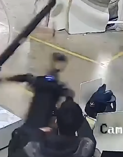 機械人開始「初號機式暴走」,不受控制。(網上截圖)