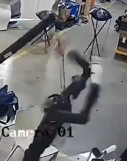 機械人開始「初號機式暴走」,幸最終沒有人受傷。(網上截圖)