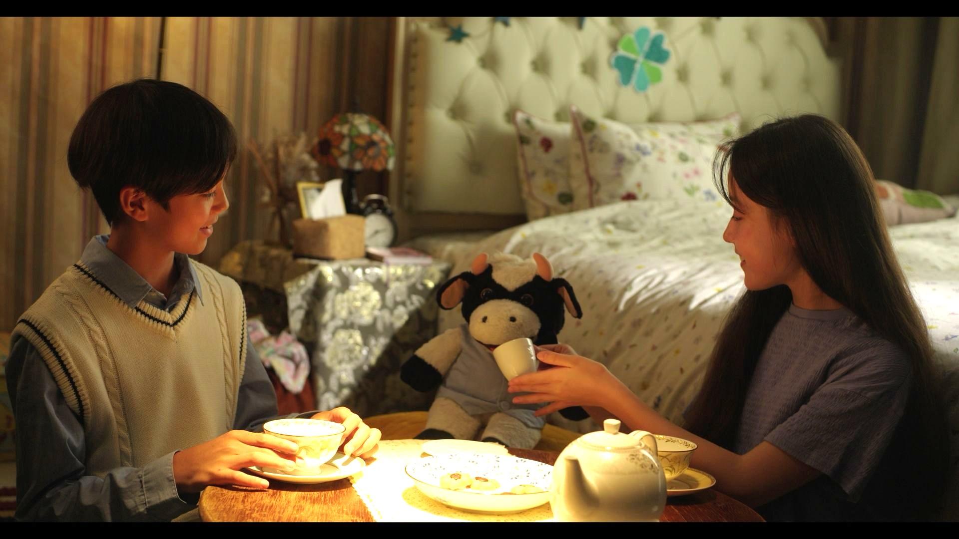 MV中兩位演員與牛牛一齊做對手戲。