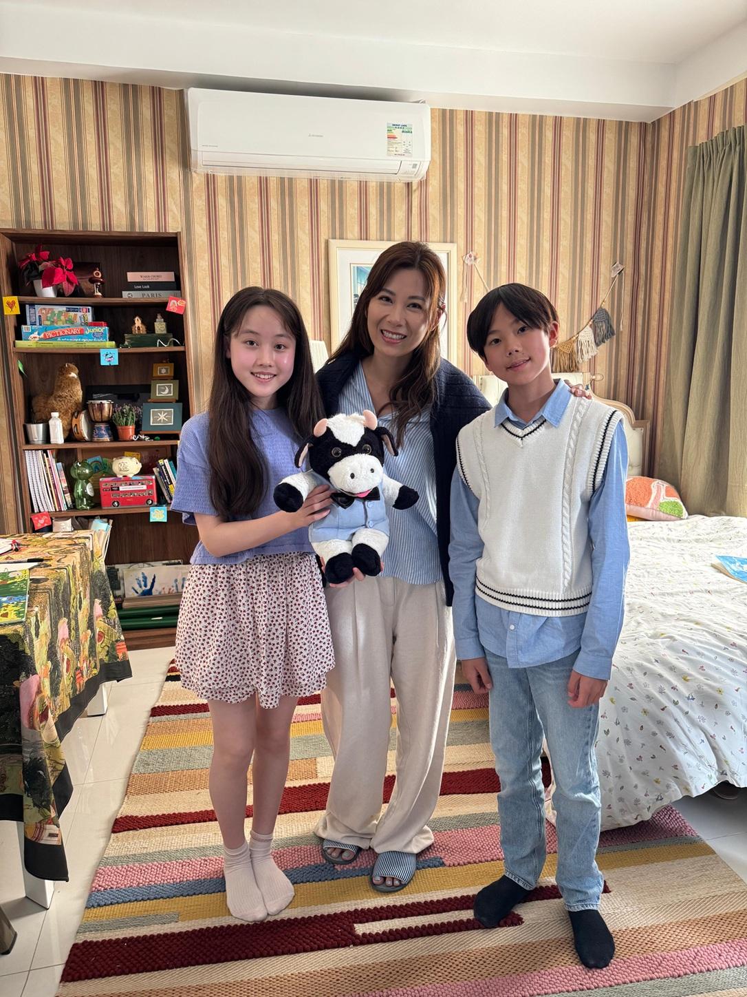 5. 導演悉心挑選兩位10多歲演員,演繹一對好友分離之情,Robynn從旁鼓勵兩人。