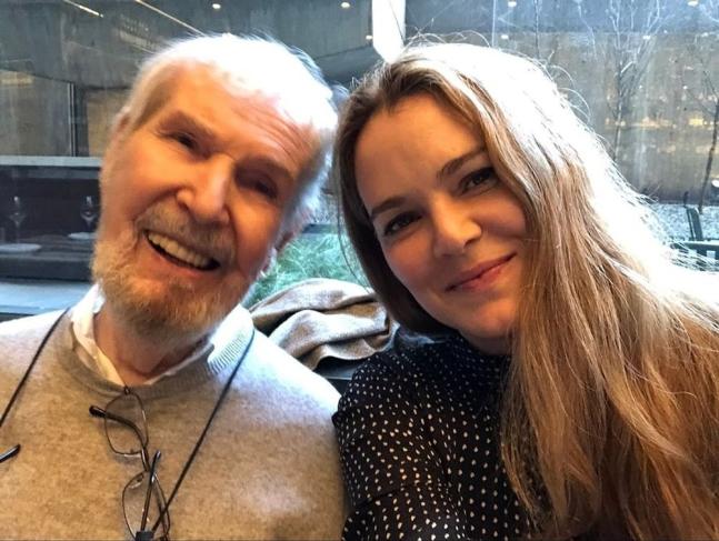 Jaesinda Barrett上載與Robert Benton的合照,悼念對方。