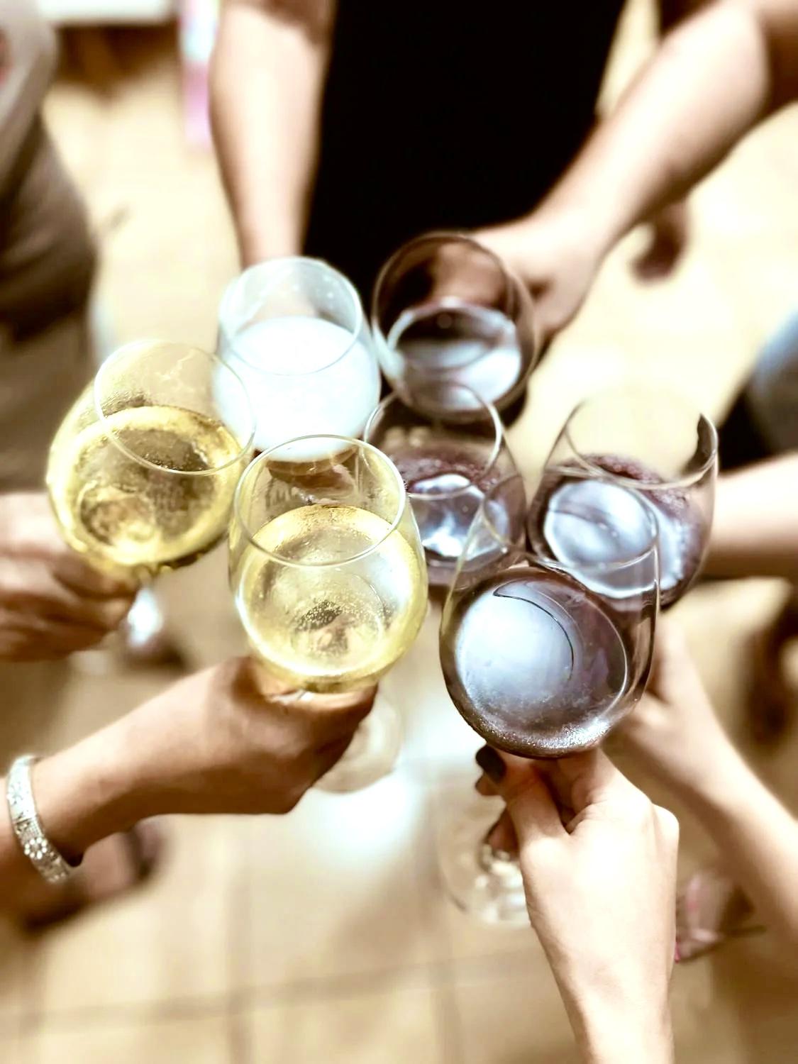 90分鐘任飲精選澳洲或意大利紅白酒、意大利氣泡酒及泰國啤酒,每日由上午11時至晚上11時供應。