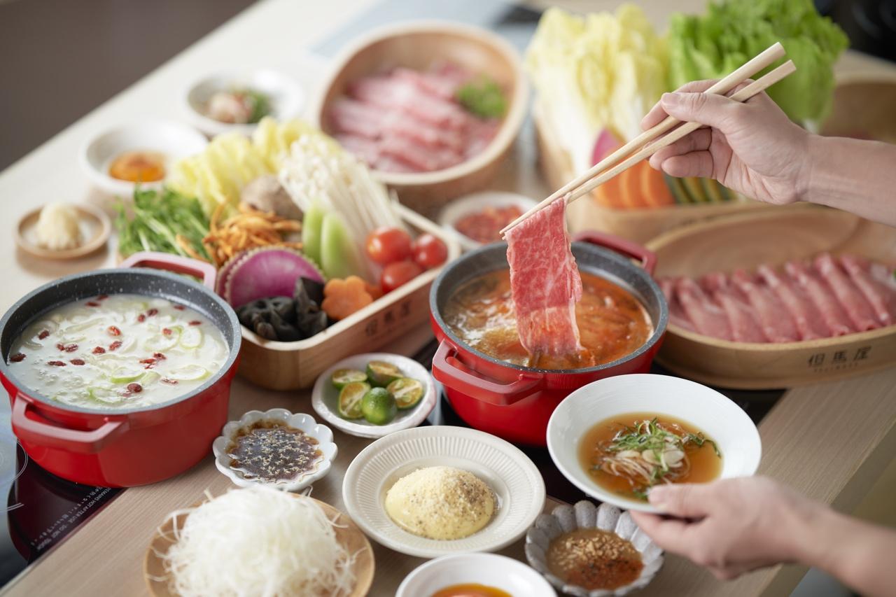 店內供應的黑毛和牛來自日本鹿兒島牧場,選取牛肩和牛胸腹部位,各有不同厚薄切法,帶出最佳風味。