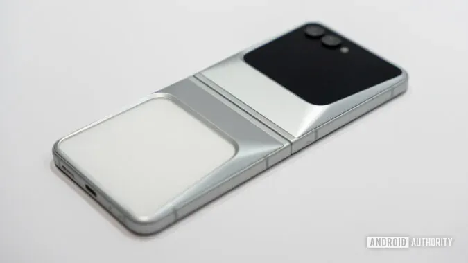 據透露這款文中稱為「多邊形摺屏」概念手機,採用了糅合 Cyberpunk 元素的重金屬感多邊形幾何線條外殻,配上面積較 Z Flip5 小的外屏及近似鏡頭組而成。