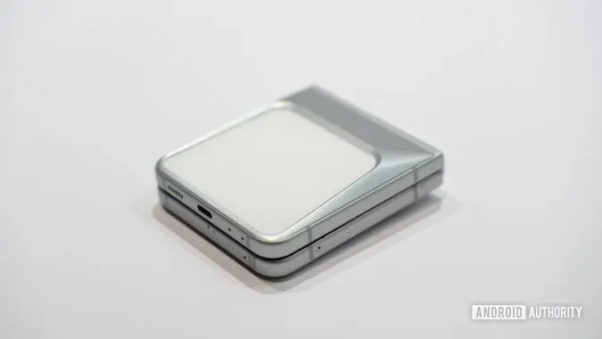 這款產品風格強烈的概念機,可預期一上手就會相當吸引眼球;但估計因採用這款設計後,過於厚重機身跟較細小外屏規格,未必符合市場偏好而最終未予採納。