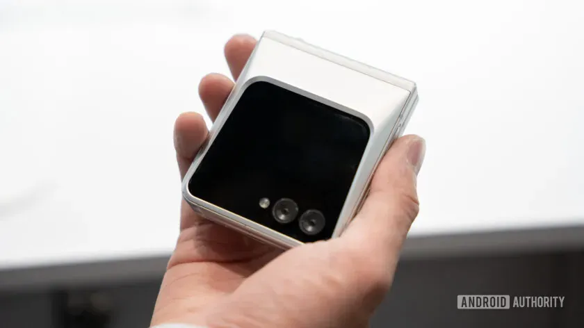 這款產品風格強烈的概念機,可預期一上手就會相當吸引眼球;但估計因採用這款設計後,過於厚重機身跟較細小外屏規格,未必符合市場偏好而最終未予採納。