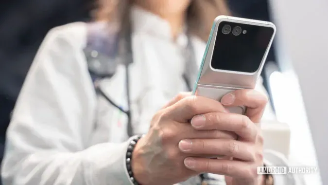 有外媒早前上傳Samsung在美國聖荷西Display Week 2025展位上、拍攝的Galaxy Z Flip概念手機產品相片,其用上相當搶眼的多邊形線條外殼設計。