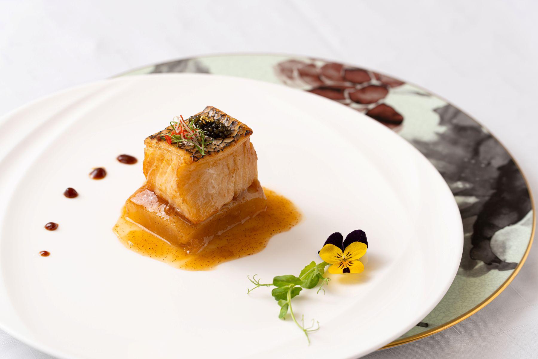 古勞麵豉焗銀鱈魚伴蝦子柚皮$188 柚皮軟綿不苦澀不帶渣,銀鱈魚的魚油豐腴魚香四溢,吸收了麵豉的豆香。