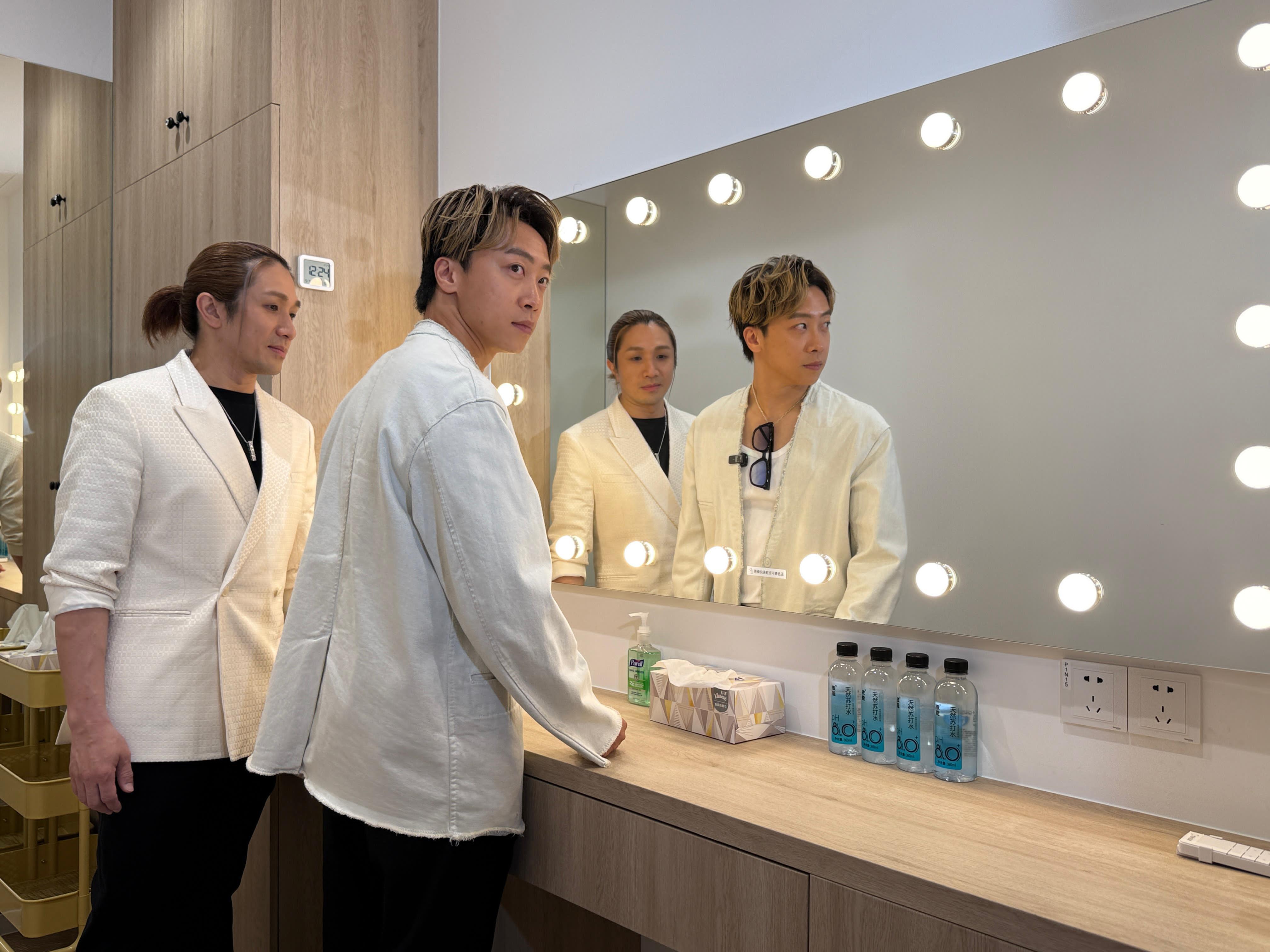 Supper Moment主音Sunny與鼓手阿達參觀環球新公司的化粧間。