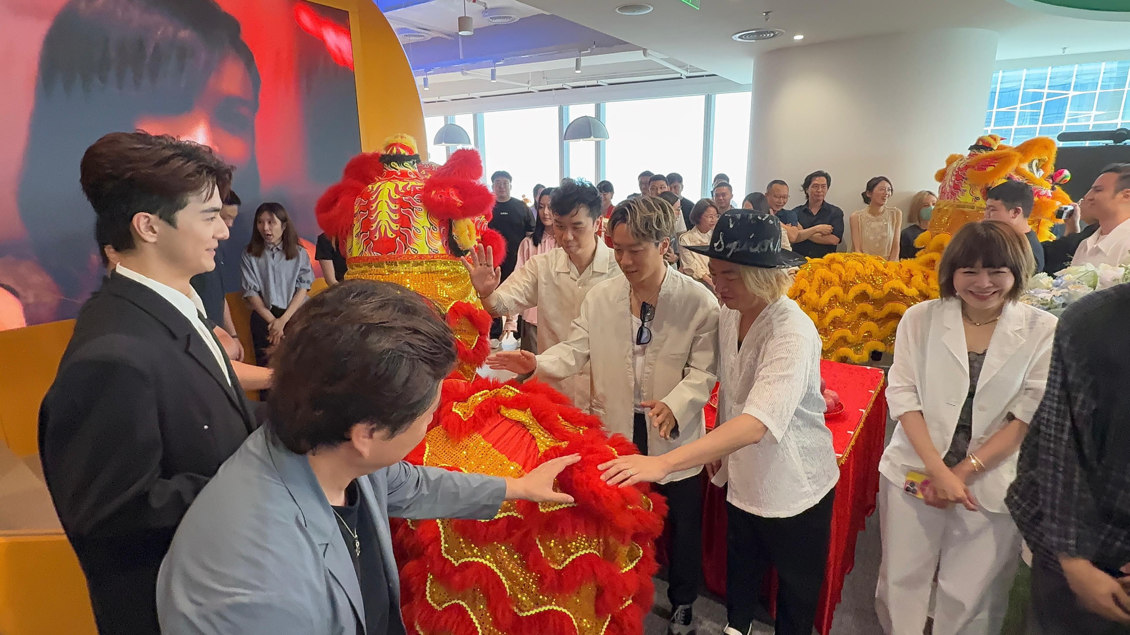 Supper Moment齊摸醒獅添運氣。