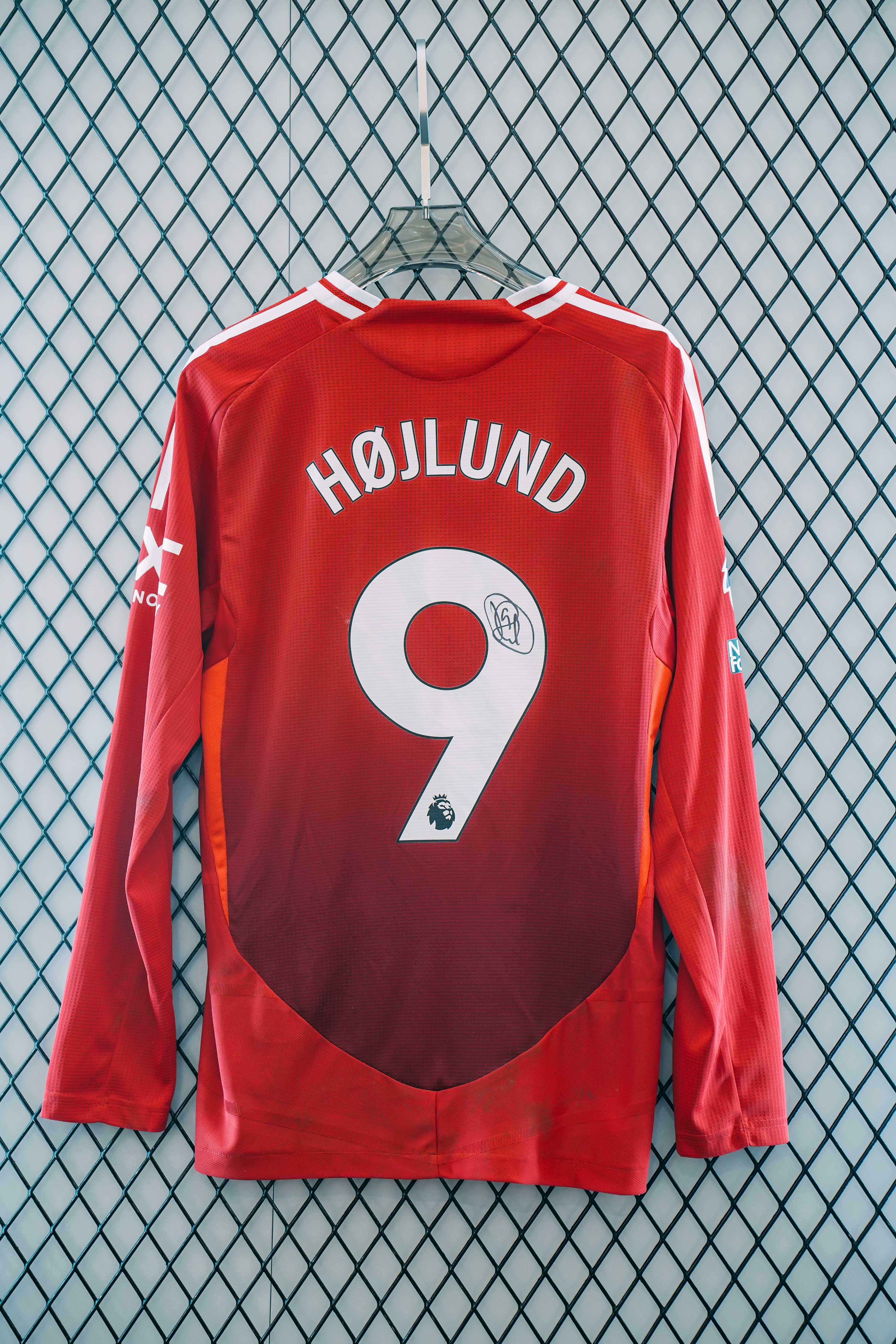 2024年12月7日對陣諾定咸森林 凱隆實戰球衣 紅色長袖 9號,賽後親筆簽名。