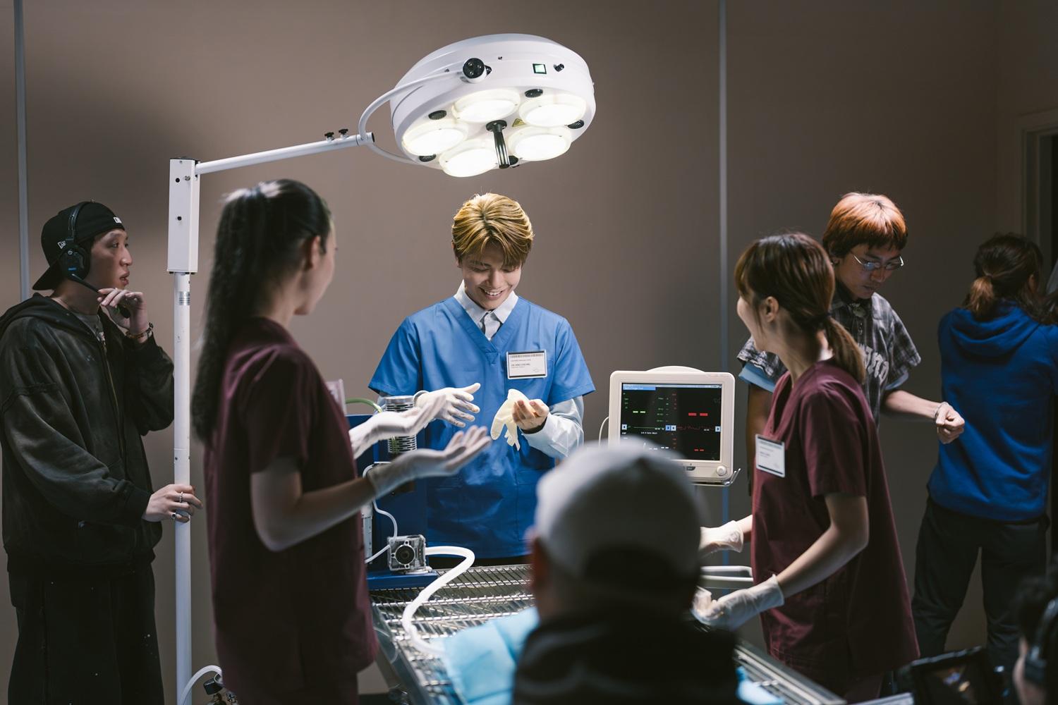 軒公在《By My Side》MV裡扮演獸醫,令他勾起送愛犬入院的經歷。