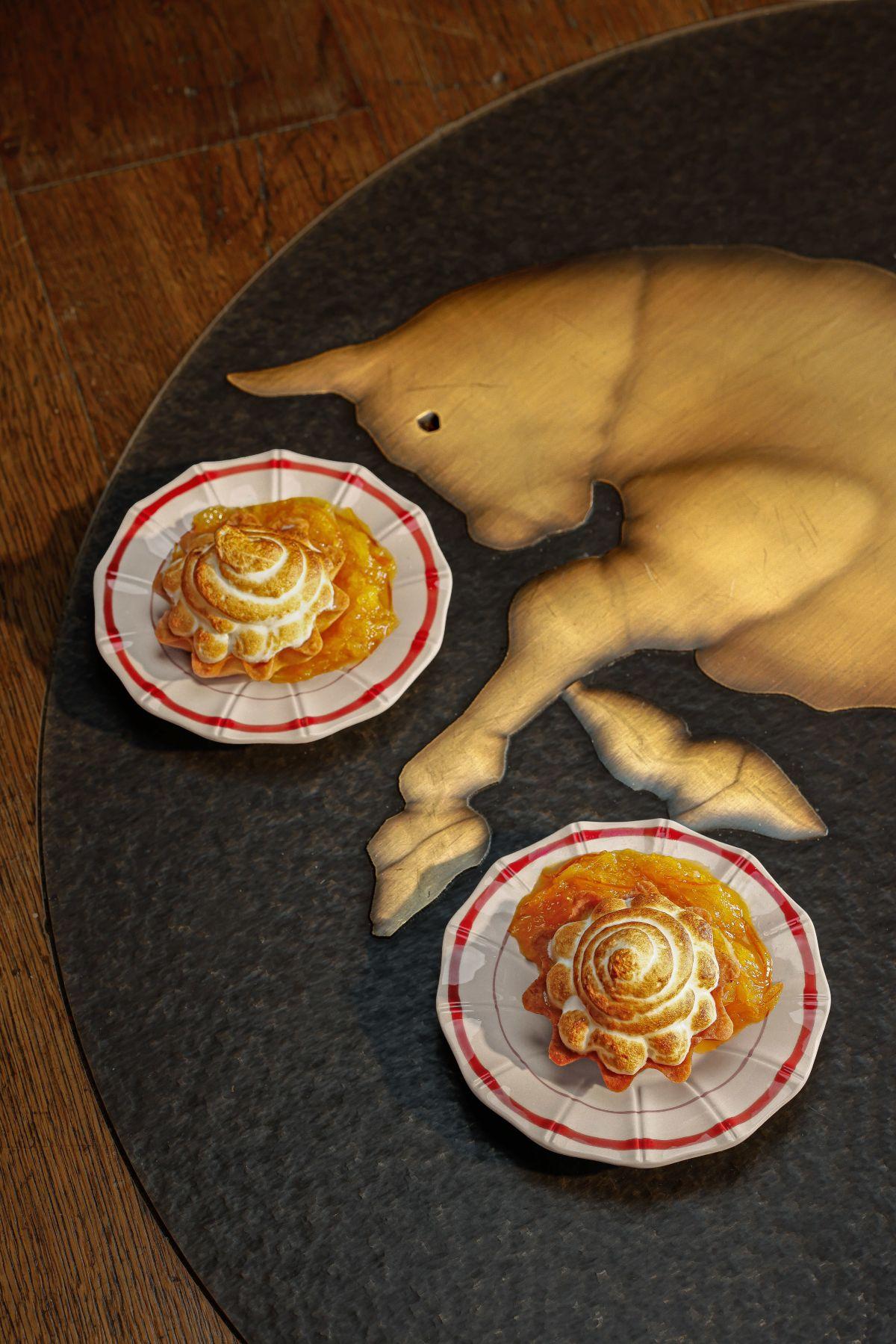 據說客人臨走前沿著地上的米蘭公牛圖案順時針轉三圈,會帶來好運。