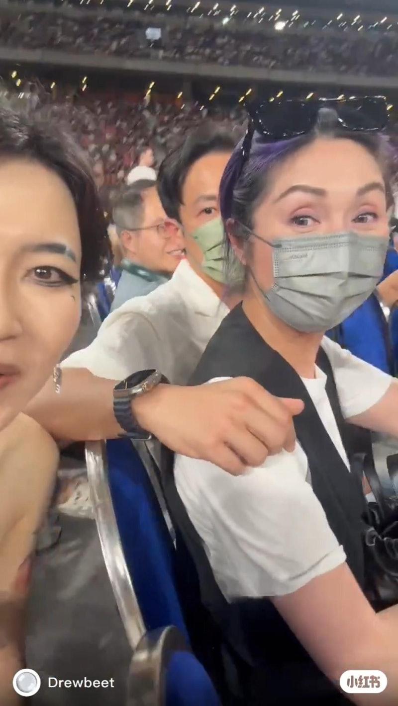 楊千嬅到新加坡看Lady GaGa演出,在開場前被fans要求拍照,當時她見到網民拍片感到驚訝。