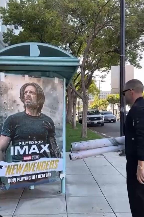 「寒冬戰士」施巴斯坦史丹現身街頭換《*新復仇者聯盟》海報。