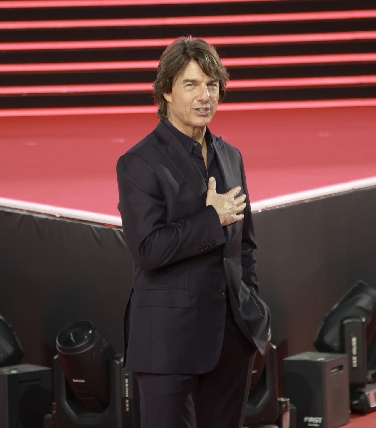 湯告魯斯各將手放在胸前,向影迷表達感謝。