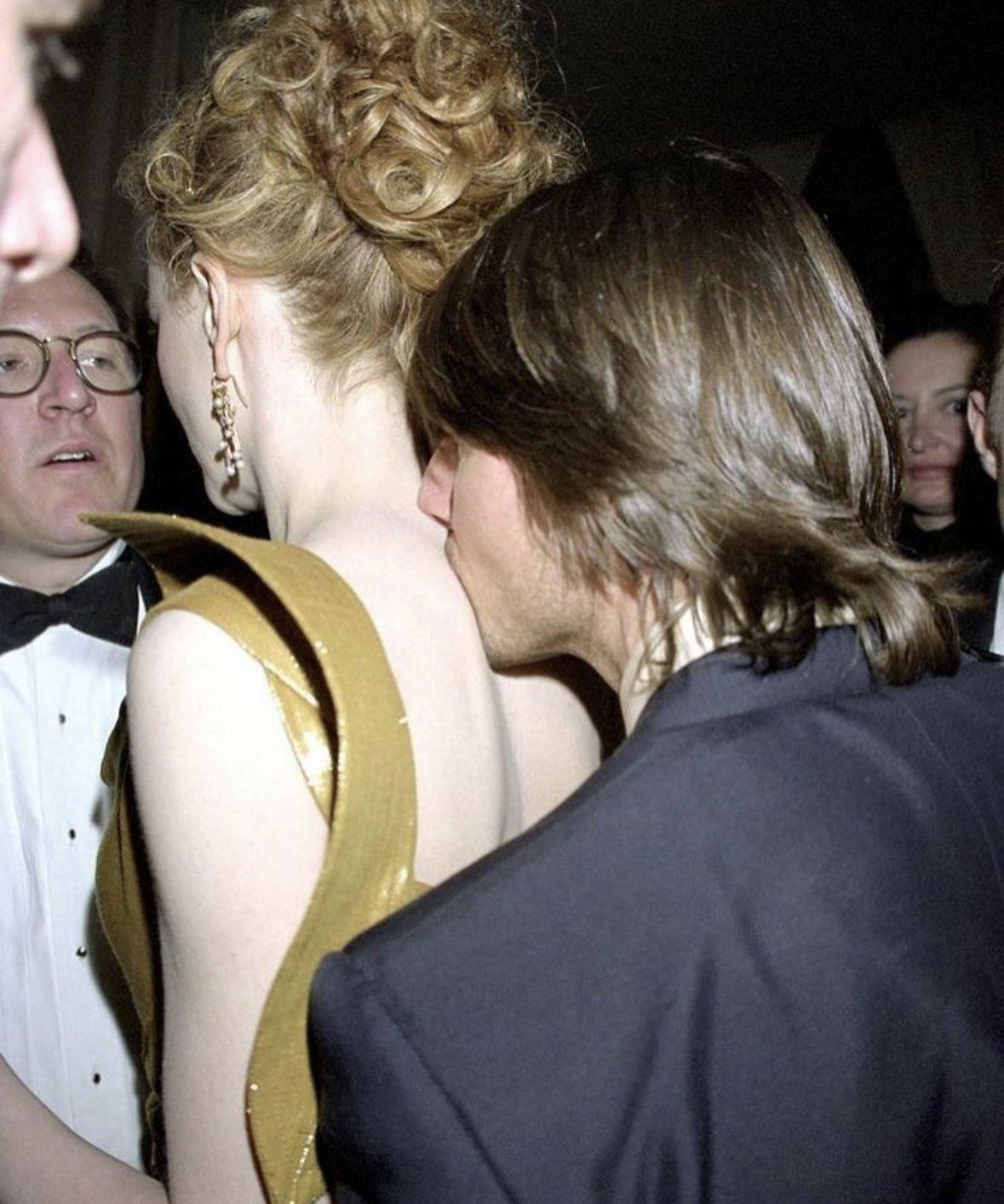 過去湯告魯斯不時在公眾場合親吻回妮歌潔曼。