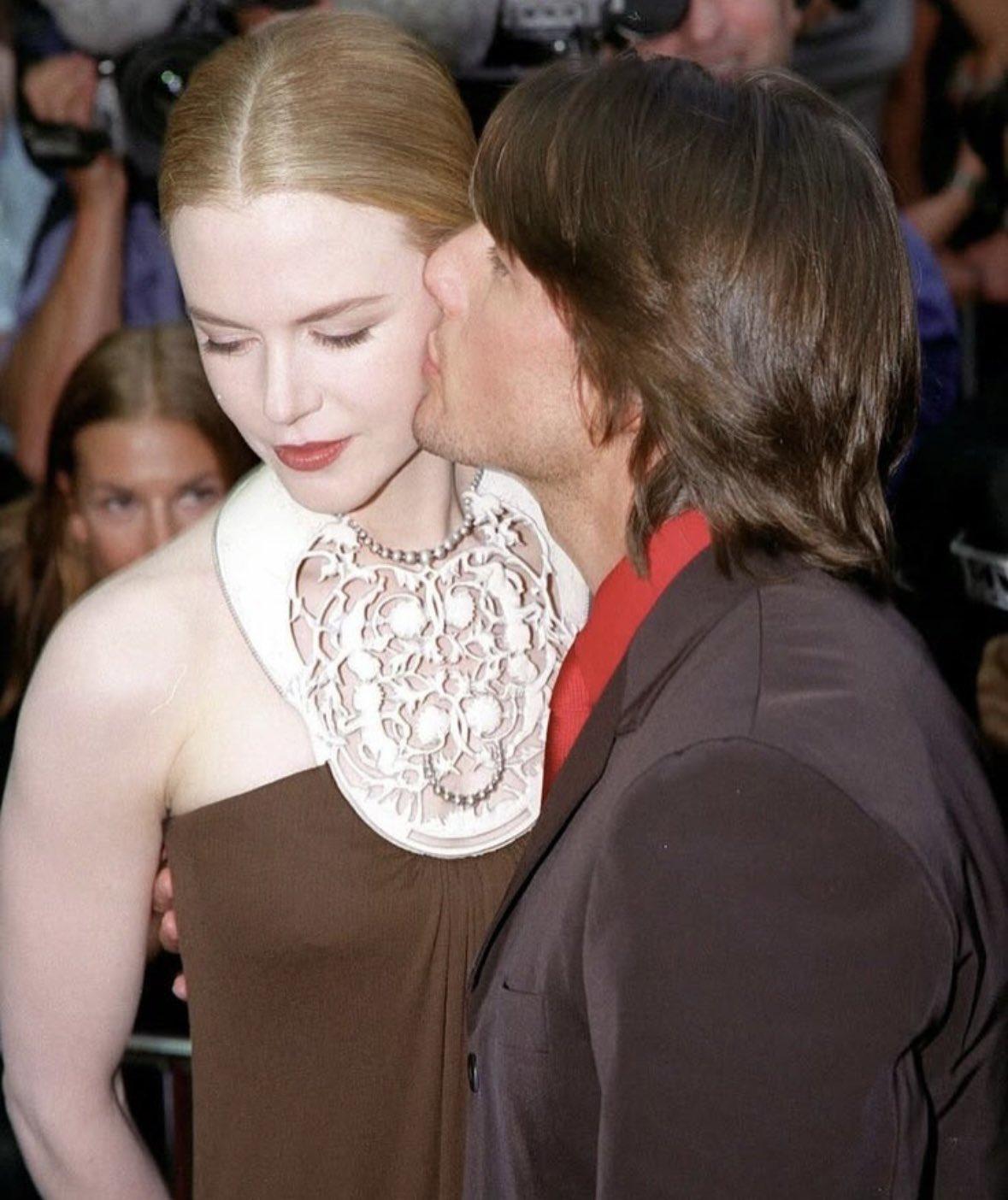 過去湯告魯斯不時在公眾場合親吻回妮歌潔曼。