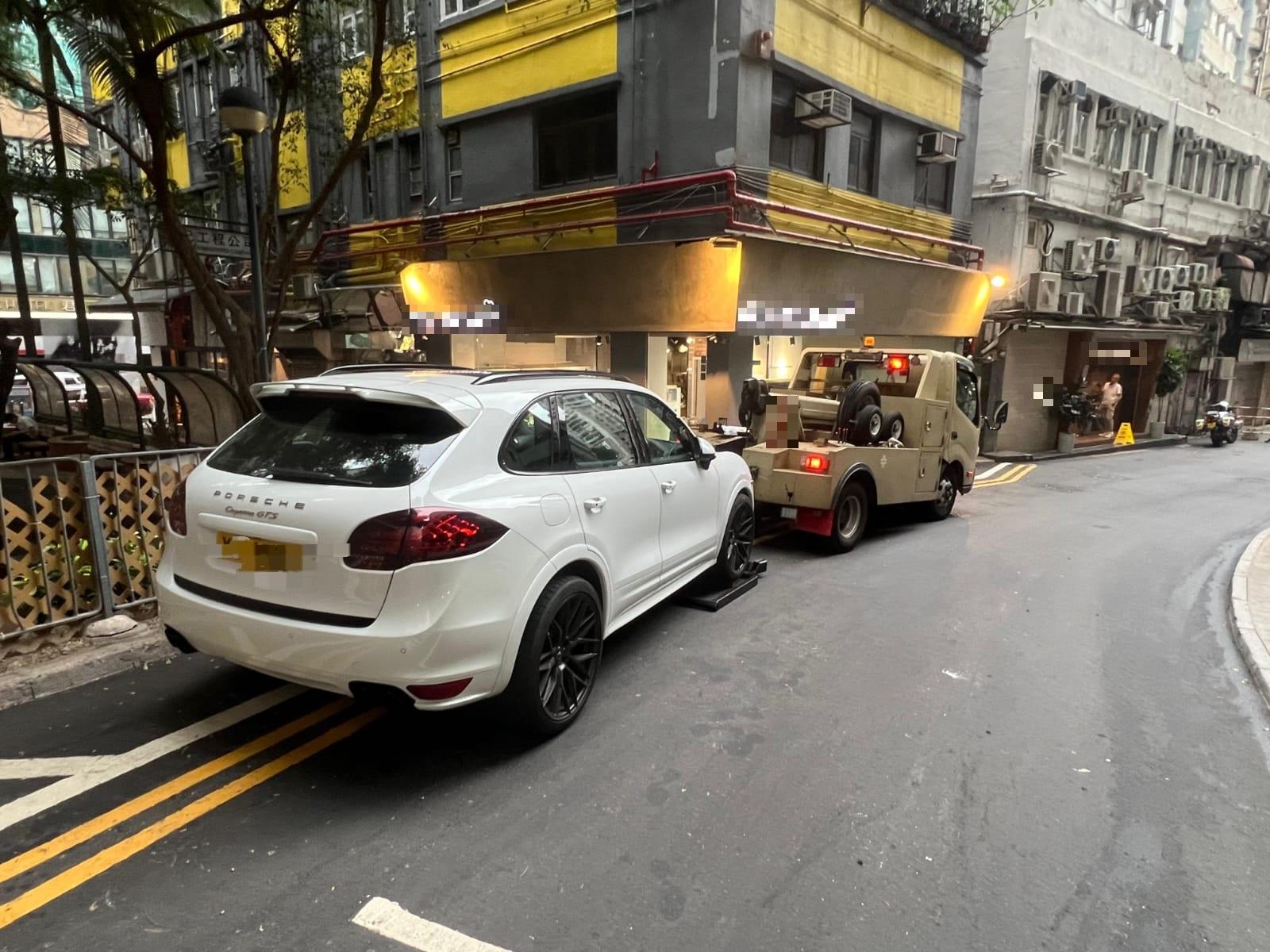 警方在區內多個交通黑點採取執法行動。