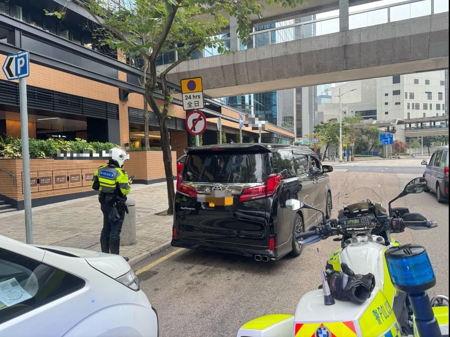 警方在區內多個交通黑點採取執法行動。