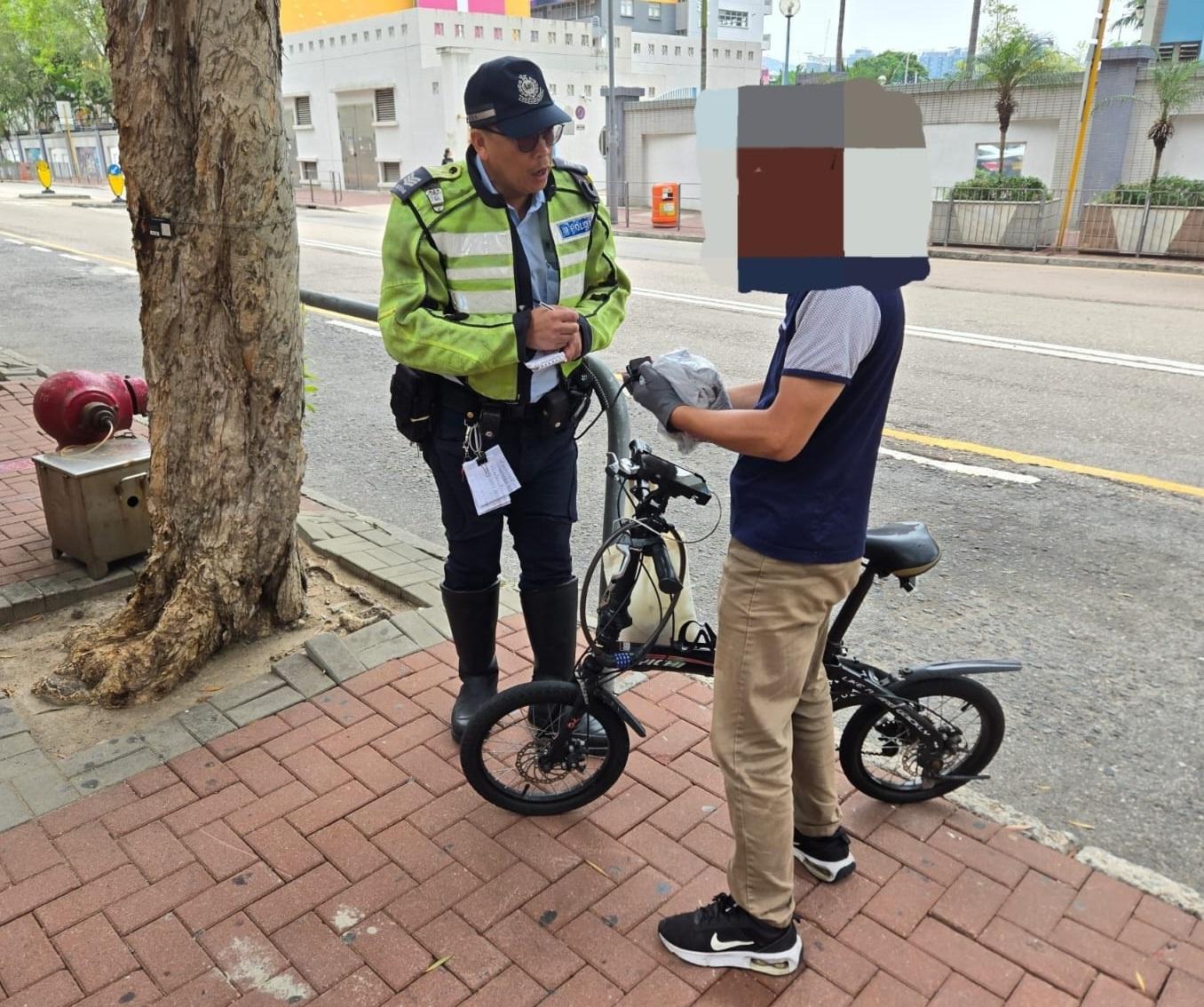 警西九龍打擊交通違例,拘5名騎電動單車男。(警方圖片)