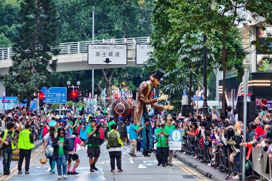 高士威道的英文譯名為Causeway Road,曾令不少人誤以為是銅鑼灣道。圖為2024年12月在銅鑼灣維多利亞公園舉行的「渣打藝趣嘉年華」,大型巡遊隊伍途徑高士威道。(圖片來源:Getty)