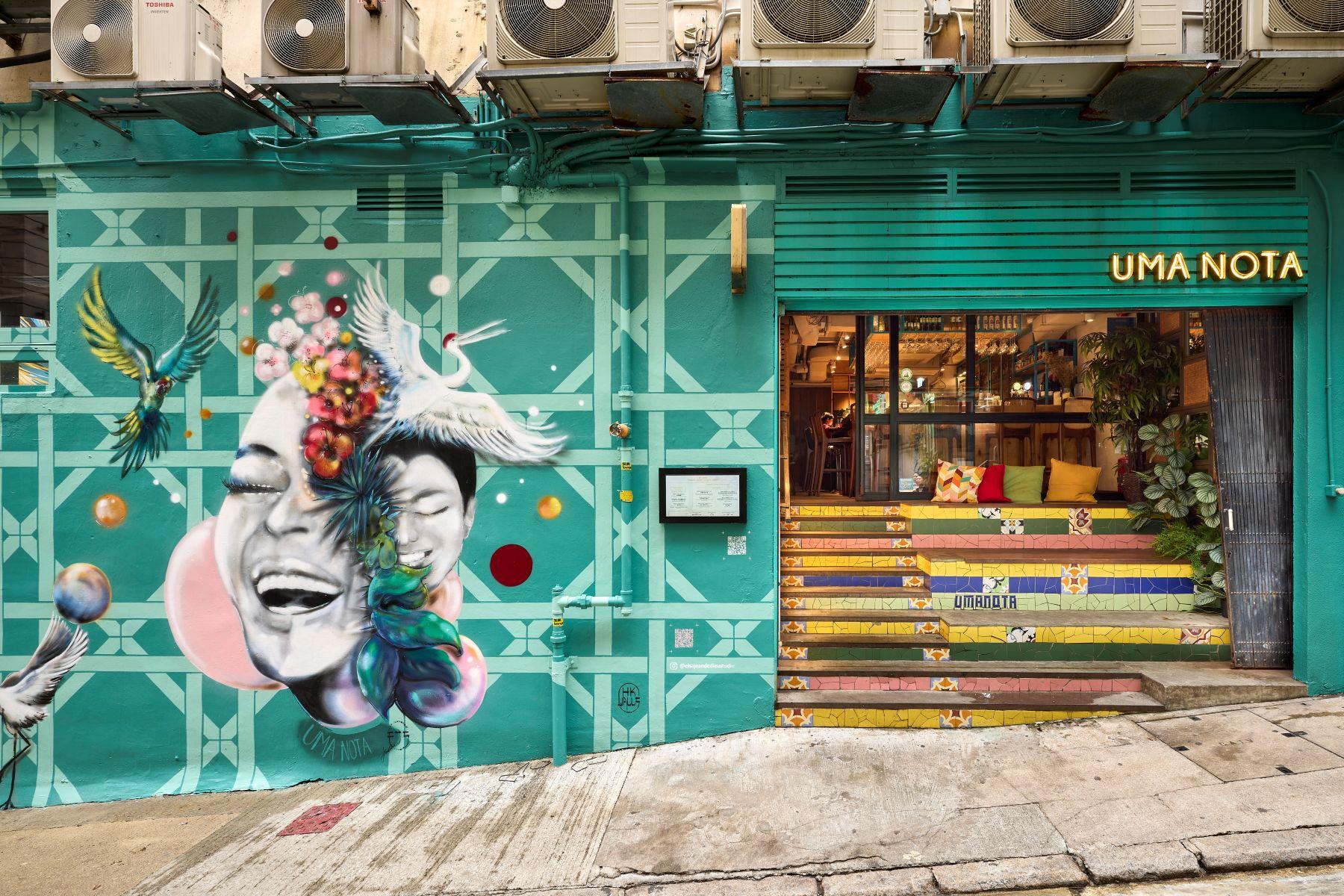 Uma Nota門口牆身巨型美女油畫自開業以來成為熱門打卡點。