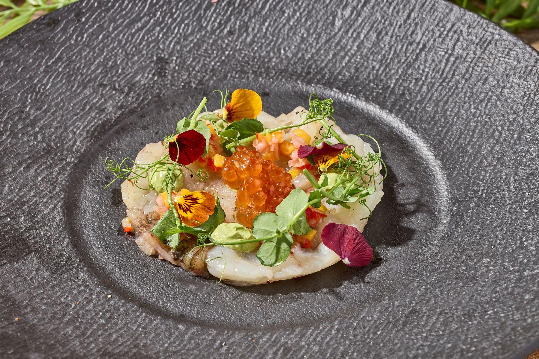 Amaebi Carpaccio ($178):日本甜蝦刺身搭配醃製芒果、洋蔥、山葵忌廉、昆布醬汁、三文魚籽以及帶有柑橘酸甜味的巴西酸葉。