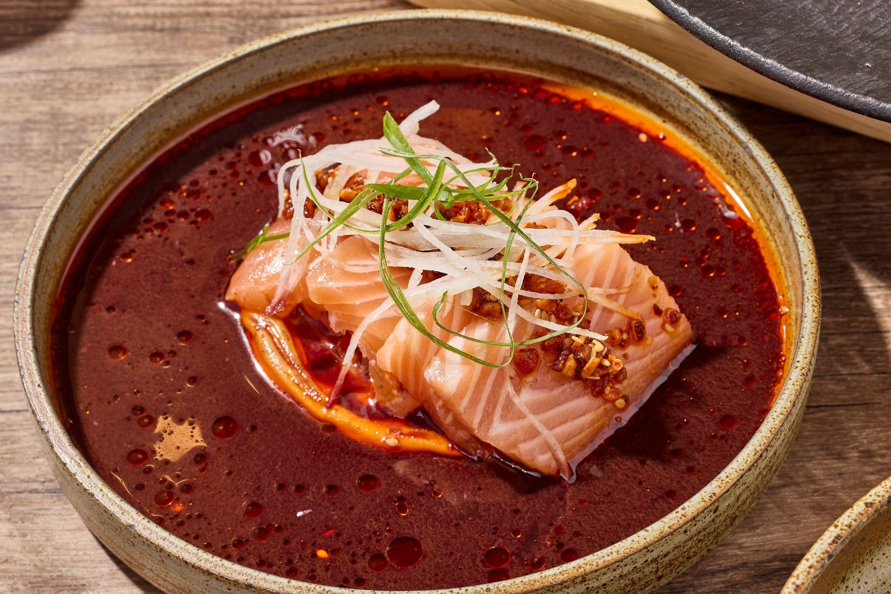 Crudo Amazónico ($160):靈感來自巴西著名亞馬遜的特色食材,三文魚刺身配以巴西莓柚子醬汁、腰果忌廉及香蒜辣椒油,酸甜香辣。