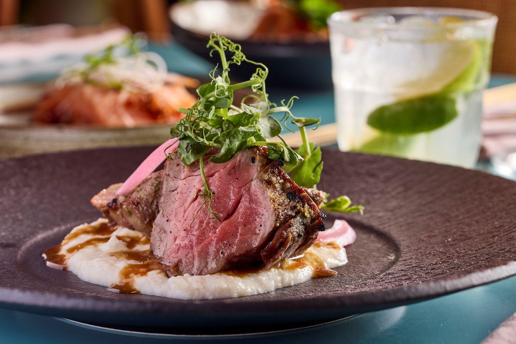 炭香風味烤牛柳於周末早午餐時段供應。