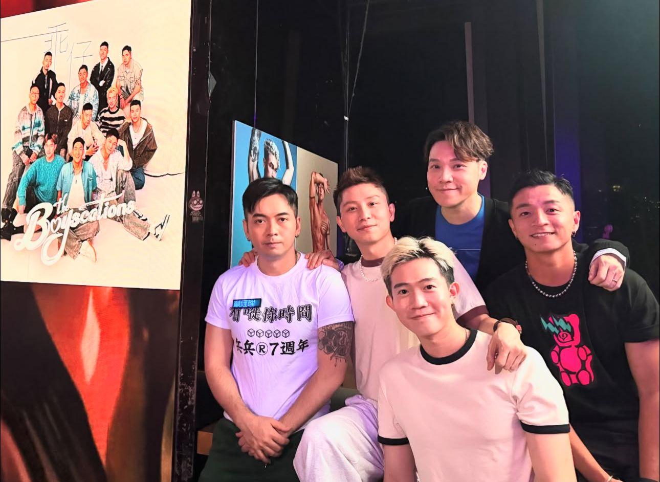 為宣傳《乖仔》一曲,王賢誌偕同幾位「仔仔」現身夜場造勢。