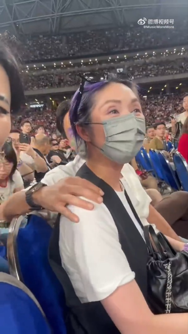 楊千嬅到新加坡看Lady GaGa演出,在開場前被fans要求拍照,當時她見到網民拍片感到驚訝。