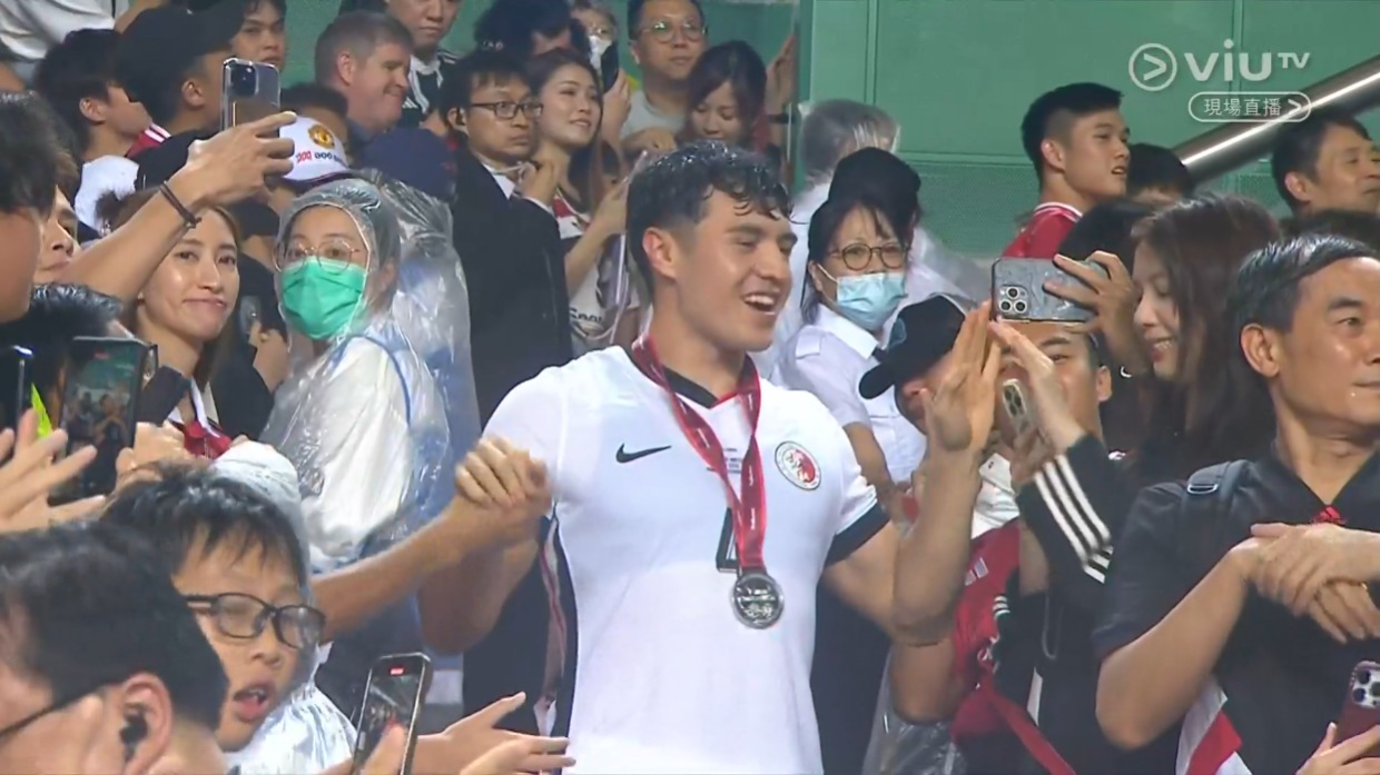 ViuTV的畫面見到何廣沛、孔德賢及陳曉華坐在觀眾席上。